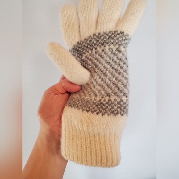 Norwear Cream and Gray Knit Gloves - Picture 3 of 7